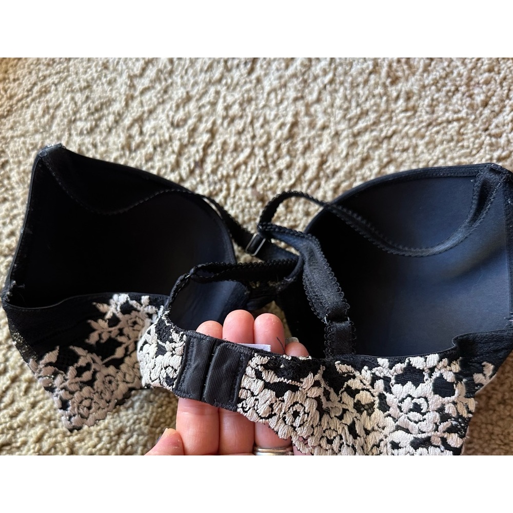 Pristine Wacoal Black Beautiful Sexy Bra with Ivory Floral Lace On Strap - Picture 3 of 7
